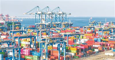 “新泉州”轮在山东港口青岛港自动化码头(三期)的作业现场。山东港口青岛港供图